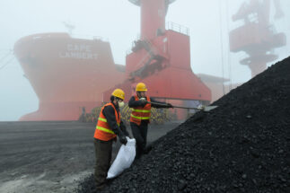 <p>Funcionários inspecionam o carvão importado no porto chinês de Rizhao, província de Shandong. A Colômbia viu suas exportações de carvão para a China crescerem para mais de 3,4 milhões de toneladas em 2021, mas há dúvidas sobre a sustentabilidade deste comércio a longo prazo.(Imagem: Panda Eye / CPRESS PHOTO LIMITED / Alamy)</p>