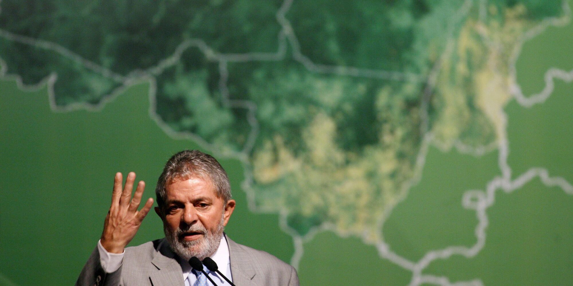 Lula da Silva holding up four fingers on his right hand