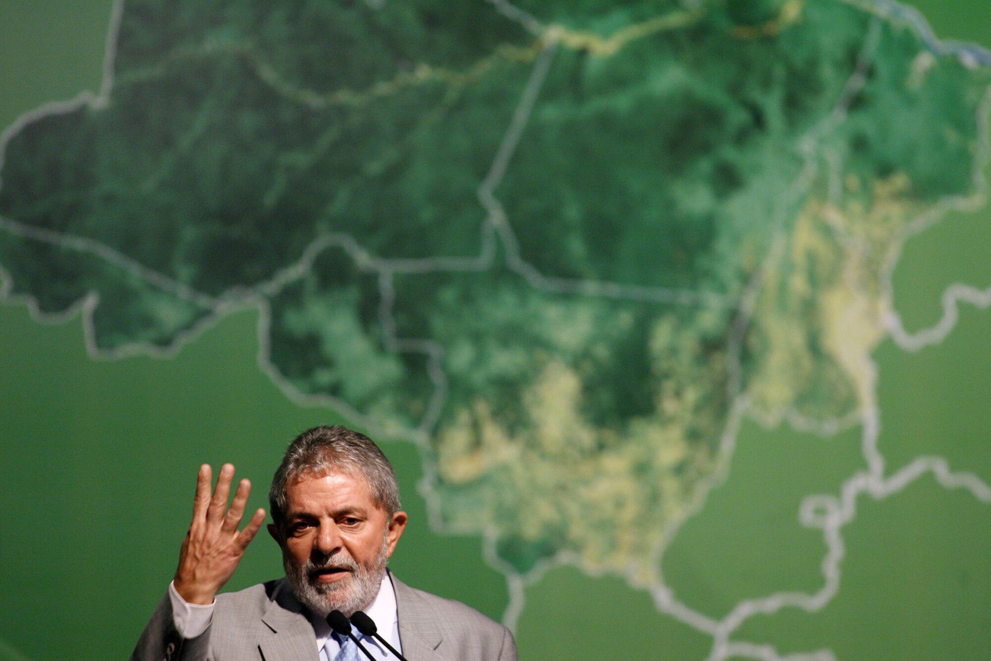 Lula da Silva levantando cuatro dedos de su mano derecha