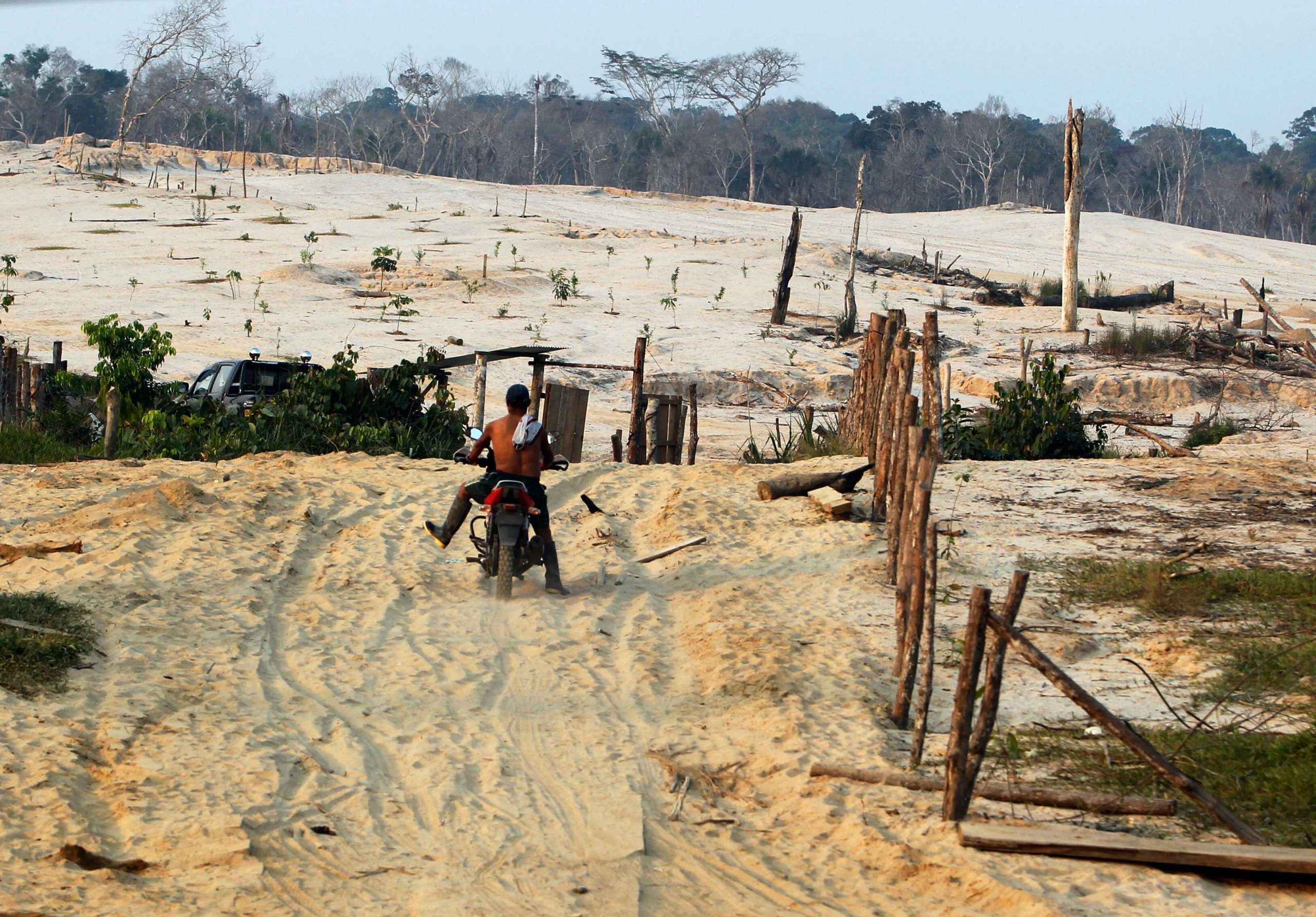 Motociclista en área deforestada por la Vía Interoceánica Sur