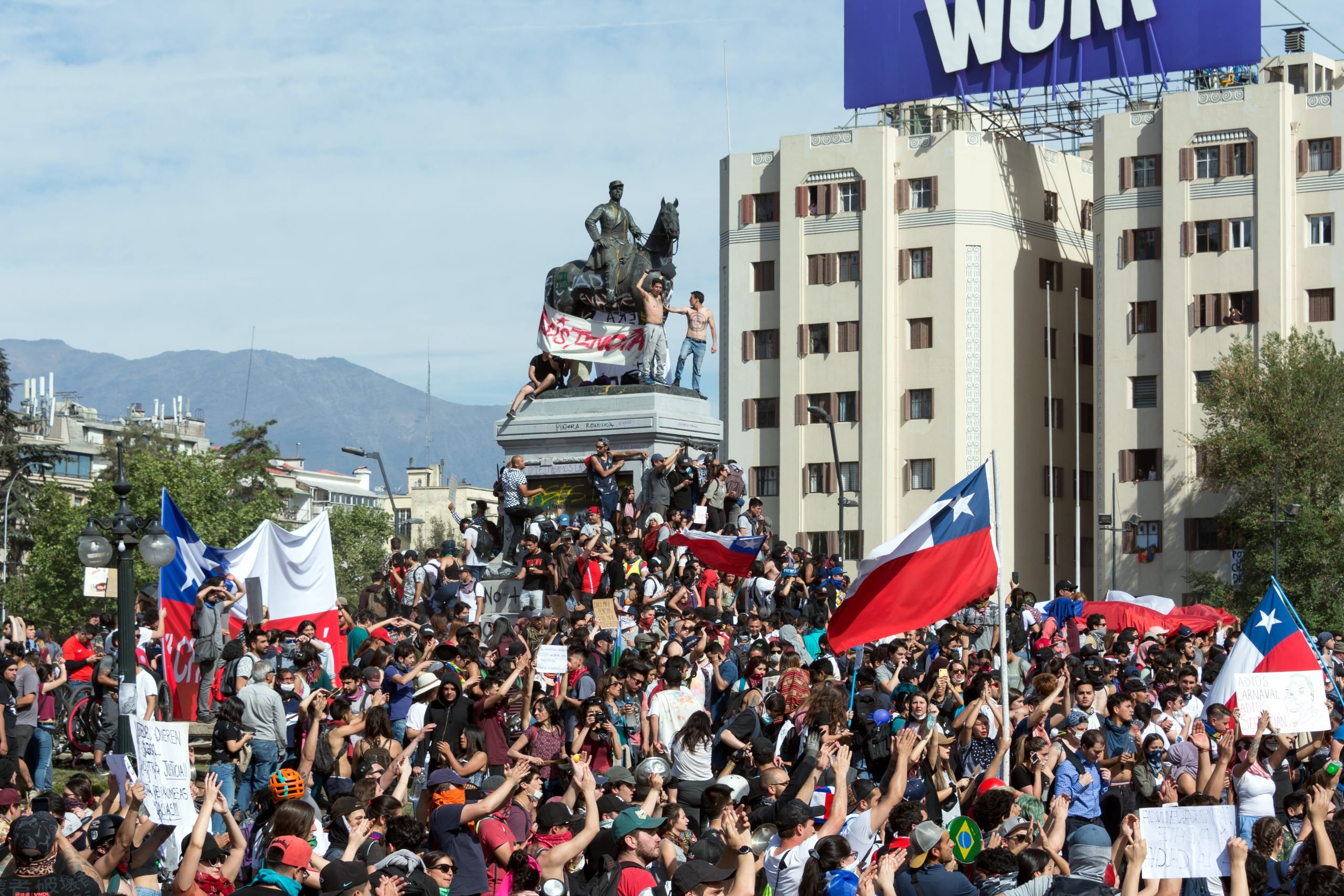 Pessoas em um protesto com bandeiras do Chile