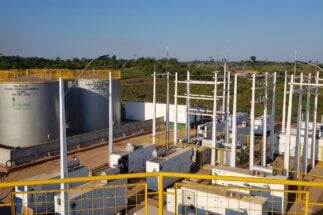 <p>Usina que opera a biodiesel da BBF localizada em Envira, no Amazonas. A empresa prevê investimentos de R$ 1,8 bilhão em biorrefinaria em Manaus e início de operação em 2025, com capacidade de produzir até 500 milhões de litros de diesel por ano (Imagem: Brasil BioFuels)</p>