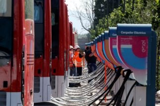 Trabajadores supervisan cargadores de autobuses eléctricos