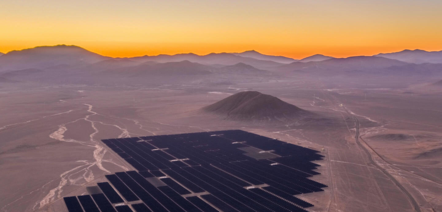 Vista aérea de uma usina solar no deserto do Atacama, no Chile.