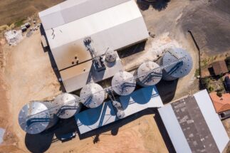 vista aérea de silos de almacenamiento agrícolas