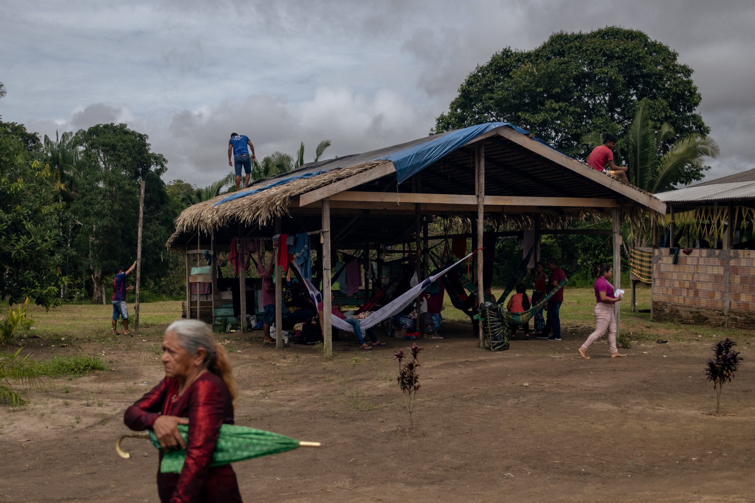 Pessoas em redes paraguaias sob um telhado