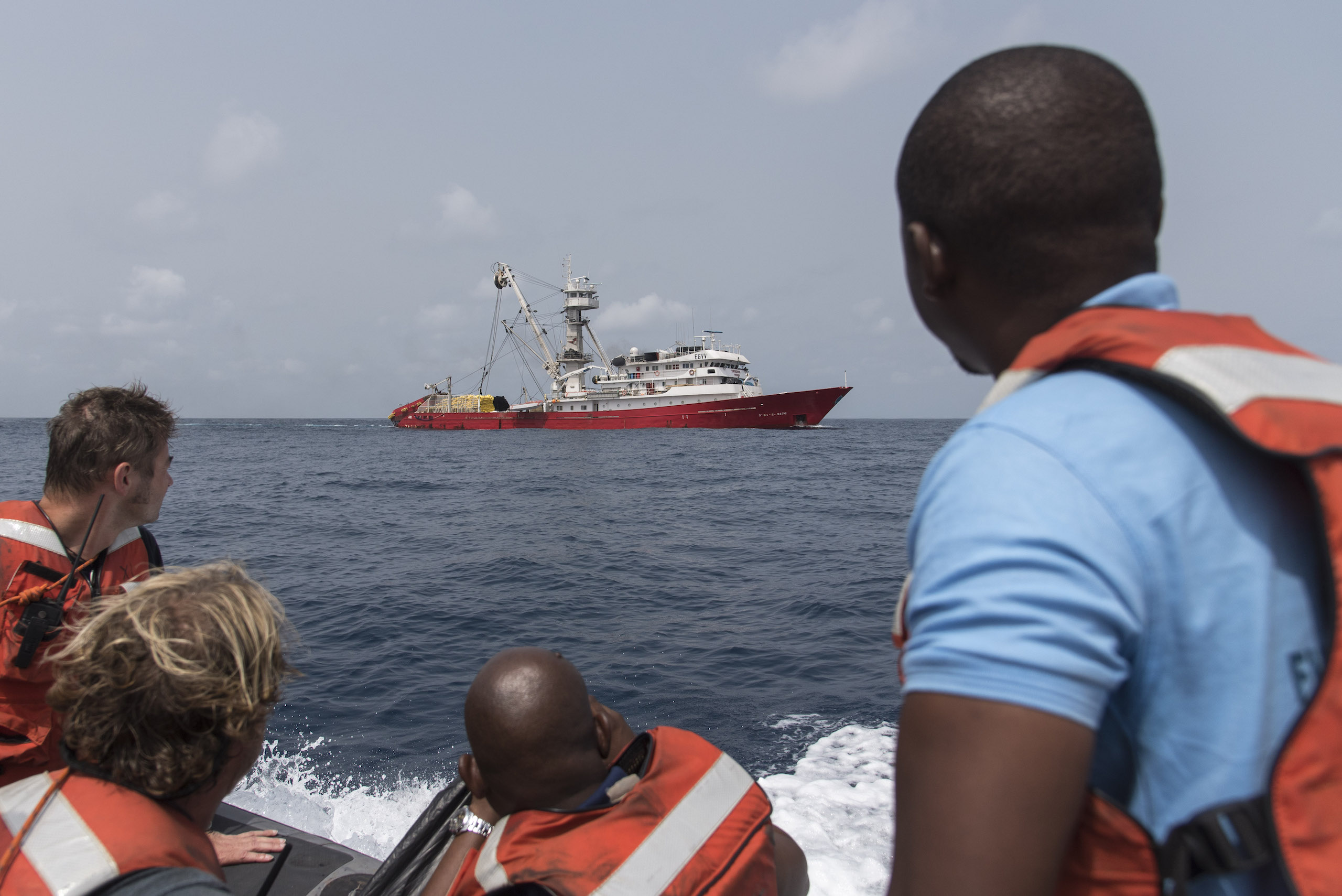 <p>Fishery inspectors approach a Spanish tuna boat in Sierra Leonean waters. The Port State Measures Agreement aims to deter boats engaged in illegal fishing by blocking their entry to ports around the world. (Image © Pierre Gleizes / Greenpeace)</p>