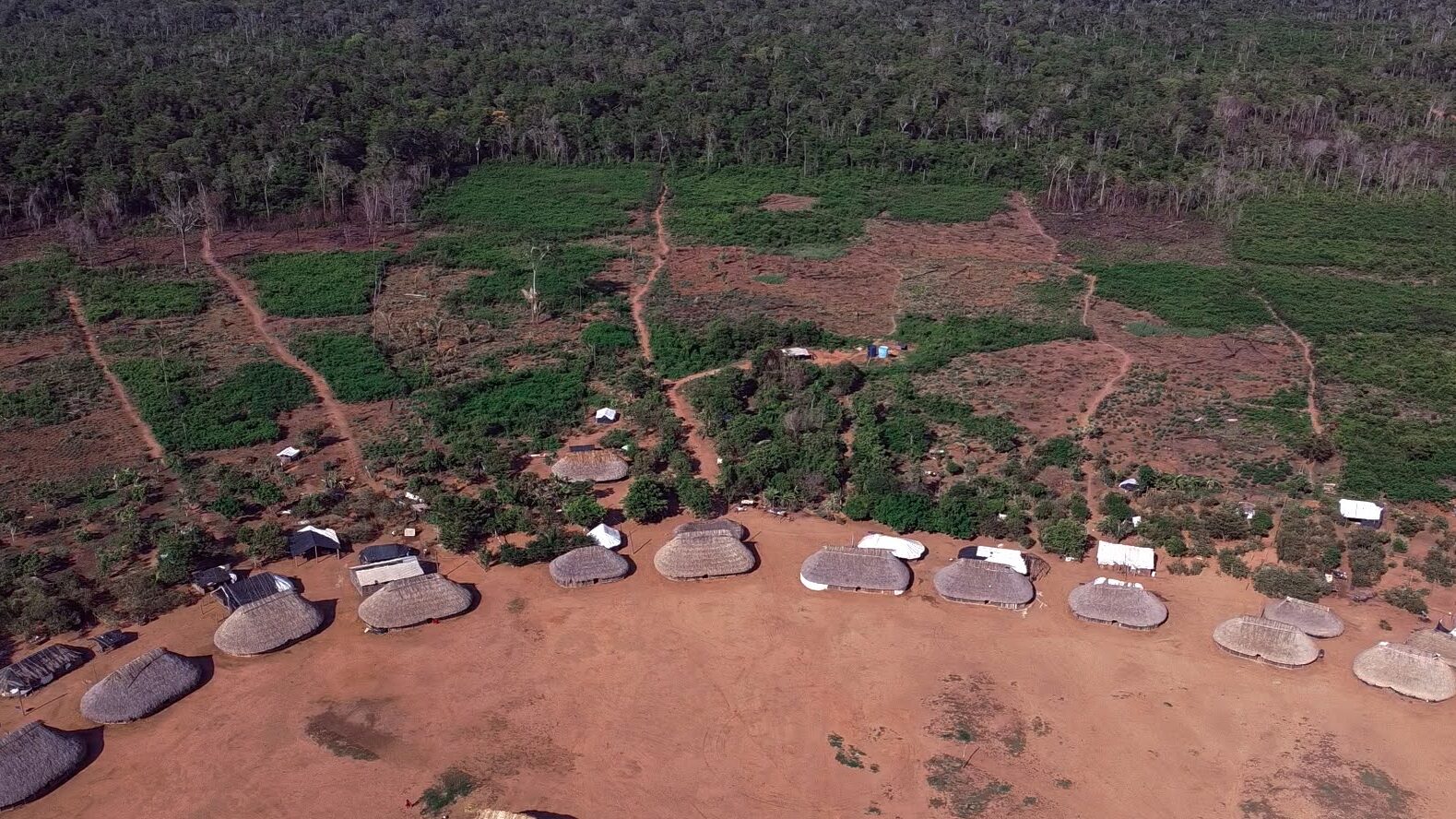 <p>An aerial view of the new Khikatxi village in the Wawi indigenous territory, in Brazil’s Mato Grosso state. The indigenous residents built the buildings from scratch after relocating. (Image: Flávia Milhorance / Diálogo Chino)</p>