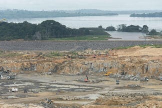 <p>Construção da usina hidrelétrica de Belo Monte na Amazônia brasileira, retratada em 2014. O megaprojeto tem sido objeto de investigações em razão de seus impactos sobre populações originárias e o meio ambiente (Imagem: Alamy)</p>
