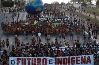 indígenas marchan en Brasilia con una pancarta que dice "el futuro es indígena"