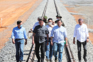 <p>El presidente Jair Bolsonaro camina por el Ferrocarril de Integración Oeste-Este (FIOL) con otras autoridades en São Desidério, Bahía, en septiembre de 2020. (Imagen: Isac Nóbrega/PR / Palácio do Planalto / CC BY 2.0)</p>