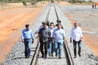 O presidente do Brasil, Bolsonaro, caminha pelos trilhos da Ferrovia de Integração Oeste-Leste (FIOL) junto com