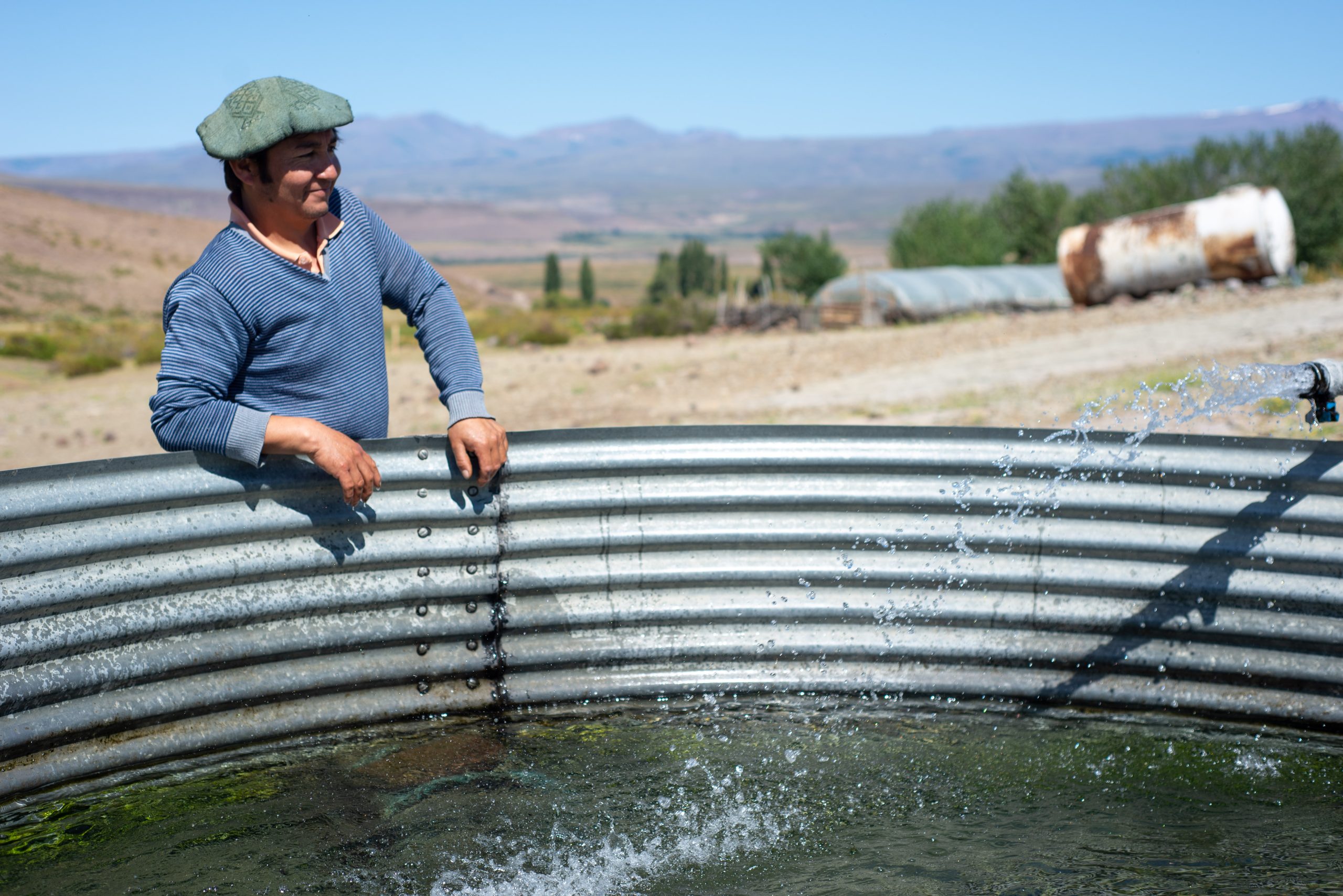 <p>Joaquín Jara, a member of the Mapuche community Mallao Morales, works with water in a field in the Argentinean province of Neuquén. Efficient water use and decontamination are two of the key points of the Resilient project (Image: Paula Aguilera &#8211; INTA).</p>