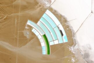 Vista aérea das lagoas de salmoura