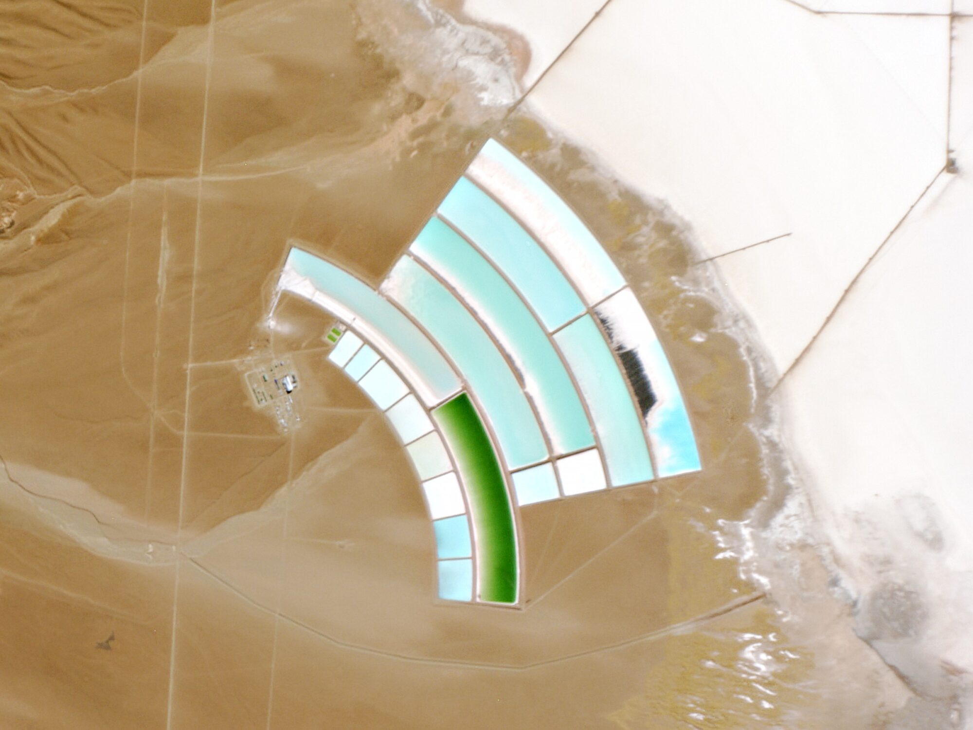 vista aérea de piletas de evaporación de litio en el medio de un desierto