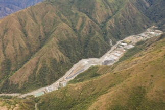 <p><span style="font-weight: 400;">A mina de ouro da chinesa Zijin está embrenhada nas colinas de Buriticá, na Colômbia. Comunidades locais pedem garantias de abastecimento de água e regularização de trabalhadores informais (imagem: Ernst Udo Drawert / Diálogo Chino)</span></p>