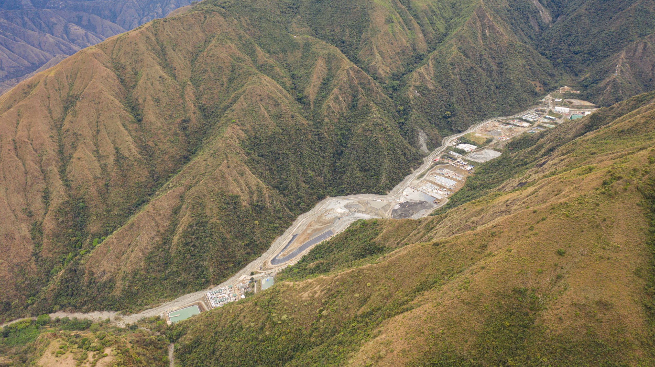 <p><span style="font-weight: 400;">A mina de ouro da chinesa Zijin está embrenhada nas colinas de Buriticá, na Colômbia. Comunidades locais pedem garantias de abastecimento de água e regularização de trabalhadores informais (imagem: Ernst Udo Drawert / Diálogo Chino)</span></p>