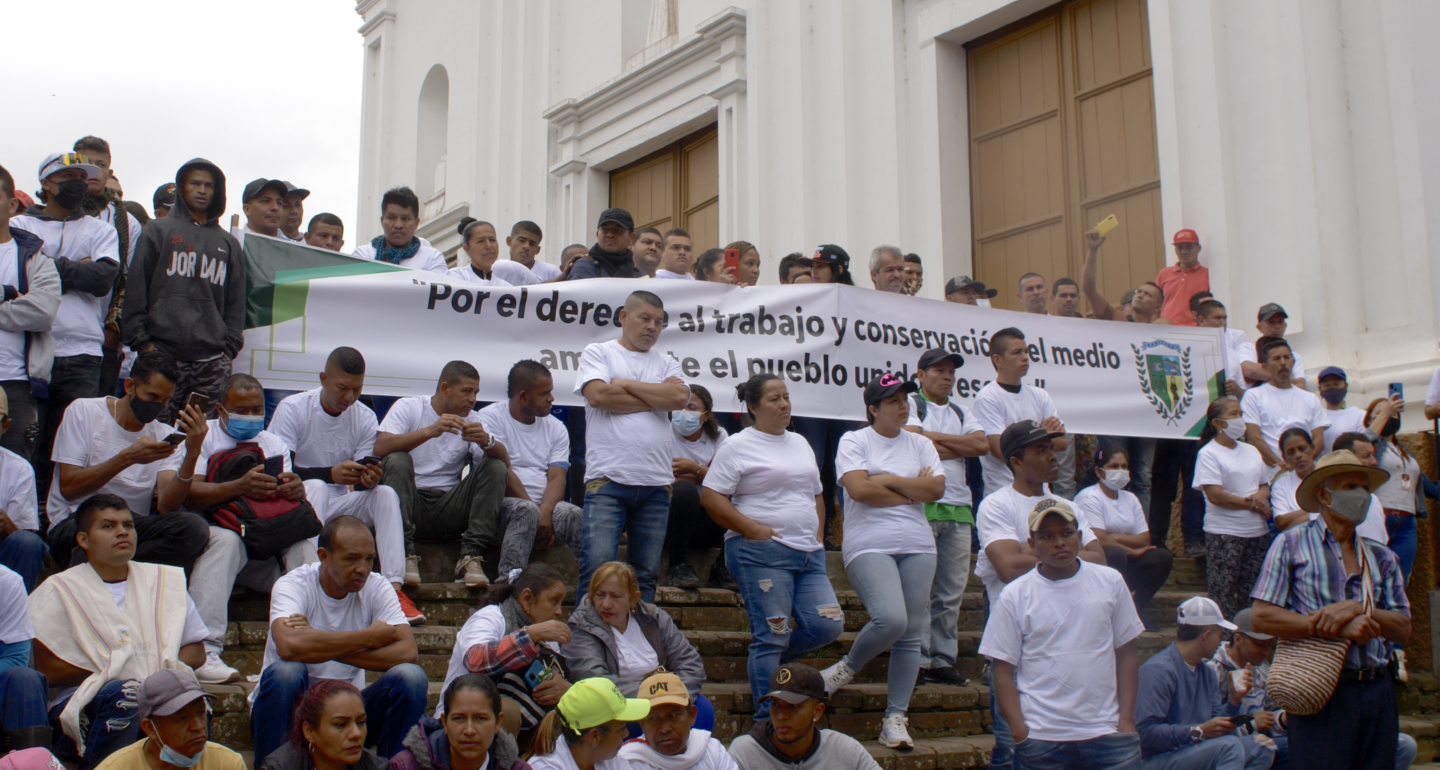 personas vestidas de blanco sentadas y paradas en una escalinata