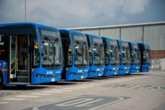 ônibus azuis estacionados em filas