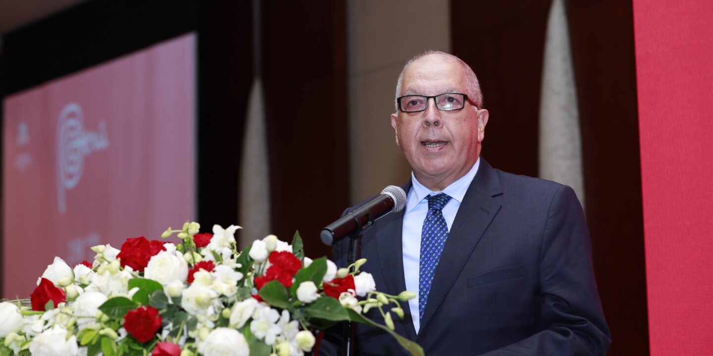 luis quesada, Peru's ambassador to China, speaking in front of a microphone.