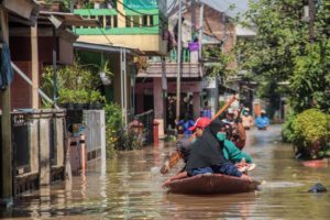 <p>2021年11月，印尼达耶勾楼镇（Dayeuhkolot）遭遇洪水，居民正在疏散。气候变化造成的损失与损害是最近在德国波恩举行的联合国气候会议的一个主要议题。图片来源：Alamy</p>