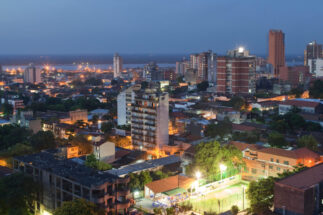 <p>La capital de Paraguay, Asunción, de noche. El país genera suficiente electricidad  para cubrir la demanda interna a través de tres represas hidroeléctricas, pero varios factores contribuyen a los problemas para garantizar el suministro (Imagen: Guido Schiefer / Alamy)</p>