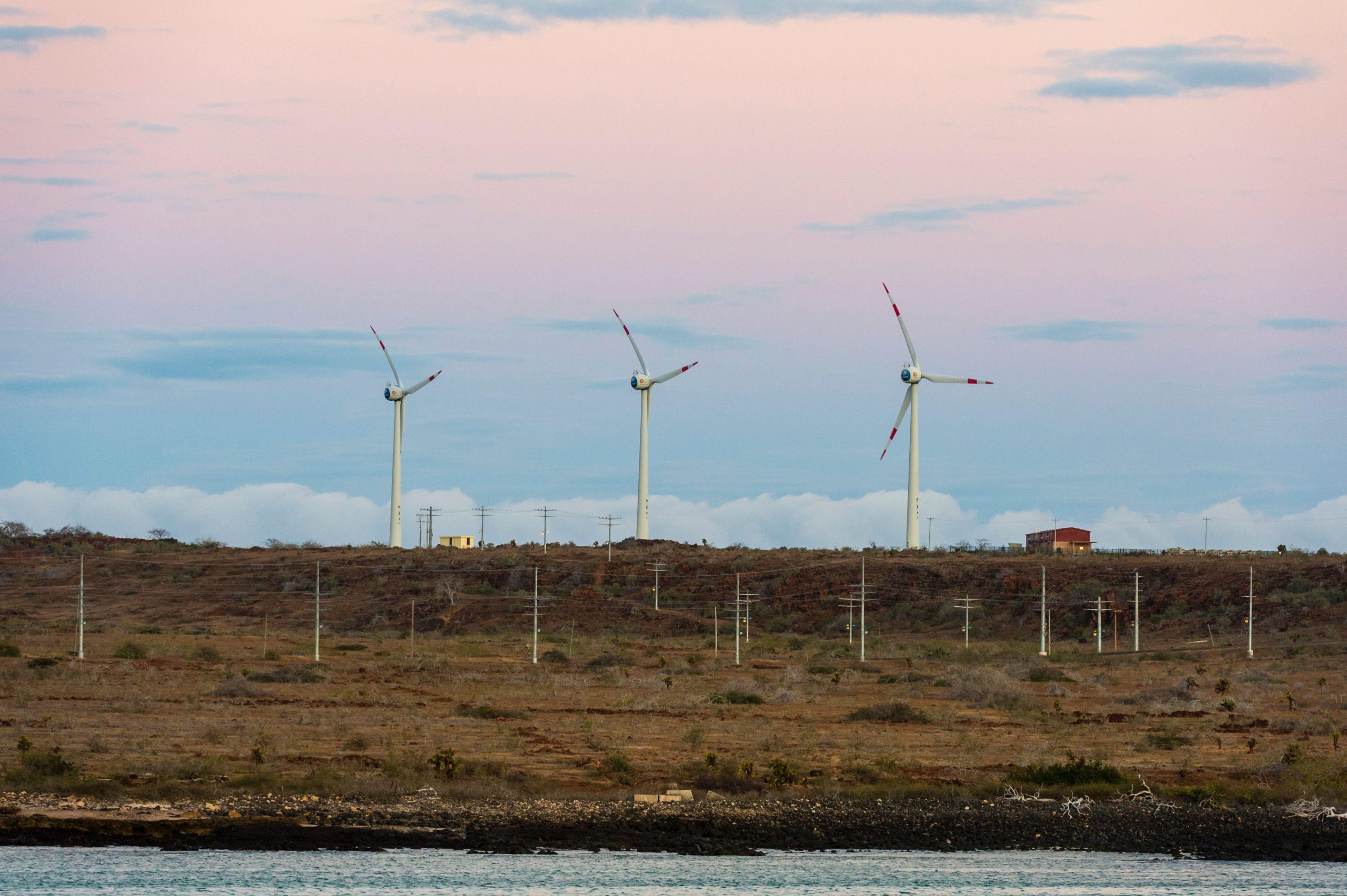 <p>Turbinas eólicas na ilha Baltra, Galápagos, Equador (Imagem: Alamy)</p>