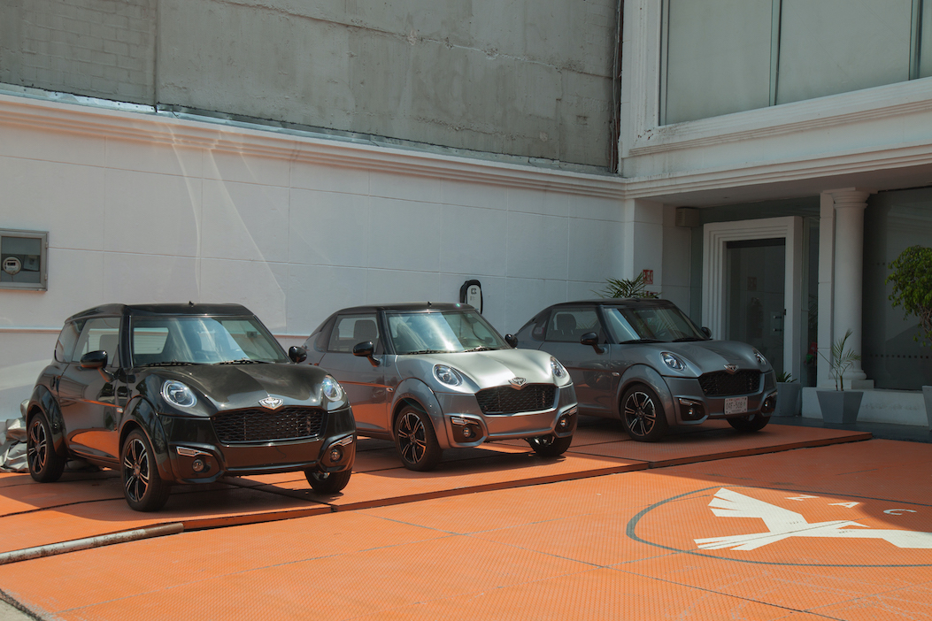 Tres modelos de coches eléctricos estacionados