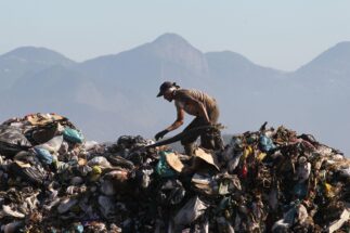Un hombre recoge reciclables de un basural en Río de Jaineiro, Brasil