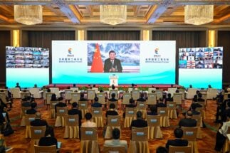 <p>Presidente Xi Jinping faz o discurso inaugural do Brics Business Forum, realizado em 22 de junho de 2022. A China é o país anfitrião da edição da Cúpula de Líderes do bloco deste ano (Imagem: Yin Bogu/Xinhua/Alamy)</p>