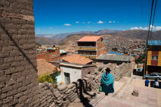 Una mujer vestida con ropa tradicional camina por Potosí, Bolivia