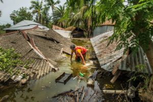 <p><span style="font-weight: 400;">खुलना में स्थित इस घर की तरह भारत और बांग्लादेश के काफी हिस्सों में  2020 में आए चक्रवात अम्फान से भारी नुकसान हुआ। भयानक मौसम की वजह से होने वाली आपदाएं, दक्षिण एशिया में अधिक गंभीर रूप धारण करती जा रही हैं। ऐसे में, दक्षिण एशिया, जलवायु परिवर्तन की वजह से होने वाली हानि और क्षति का प्रमुख शिकार बनता जा रहा है। (फोटो: नज़रुल इस्लाम/ अलामी)</span></p>
