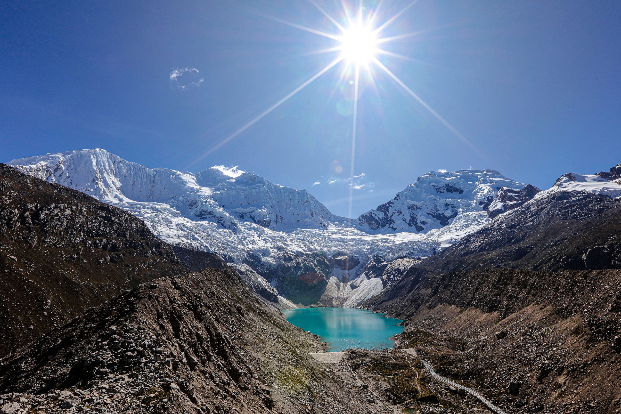 <p><span style="font-weight: 400;">La laguna Palcacocha, ubicada en medio de la Cordillera de los Andes peruanos, creció 34 veces en las últimas décadas debido a los deshielos, lo que preocupa a la población de la ciudad vecina de Huaraz. (Imagen: Walter Hupiu / Germanwatch)</span></p>