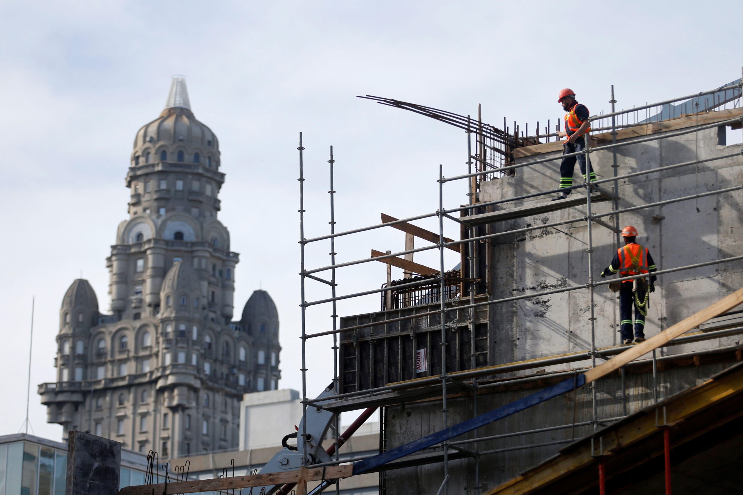 <p>Workers at a concrete construction site in Montevideo. Several new initiatives are promoting the use of timber as a greener alternative for Uruguay’s construction sector, which currently accounts for around 9% of the country&#8217;s emissions (Image: Andres Stapff / Alamy)</p>