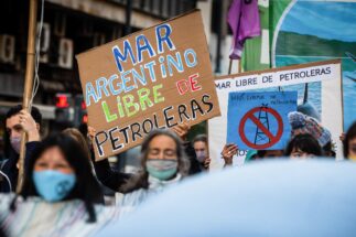 Manifestantes seguram faixas pedindo um "mar argentino livre de empresas petrolíferas" em uma passeata.