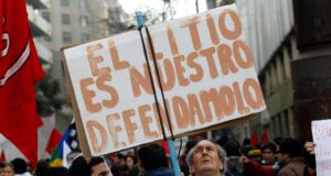 <p>Un manifestante sostiene un cartel en el que se lee &#8220;El litio es nuestro, defendámoslo&#8221; en una protesta en Santiago de Chile. Chile es uno de los países del llamado &#8220;triángulo del litio&#8221;, y la nacionalización de su exploración y explotación fue una de las promesas de campaña del presidente Gabriel Boric. (Imagen: Ivan Alvarado/Alamy)</p>