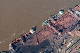 <p>Buques cargueros en San Nicolás de los Arroyos, importante parada en la hidrovía Paraná-Paraguay (imagen: Alamy)</p>