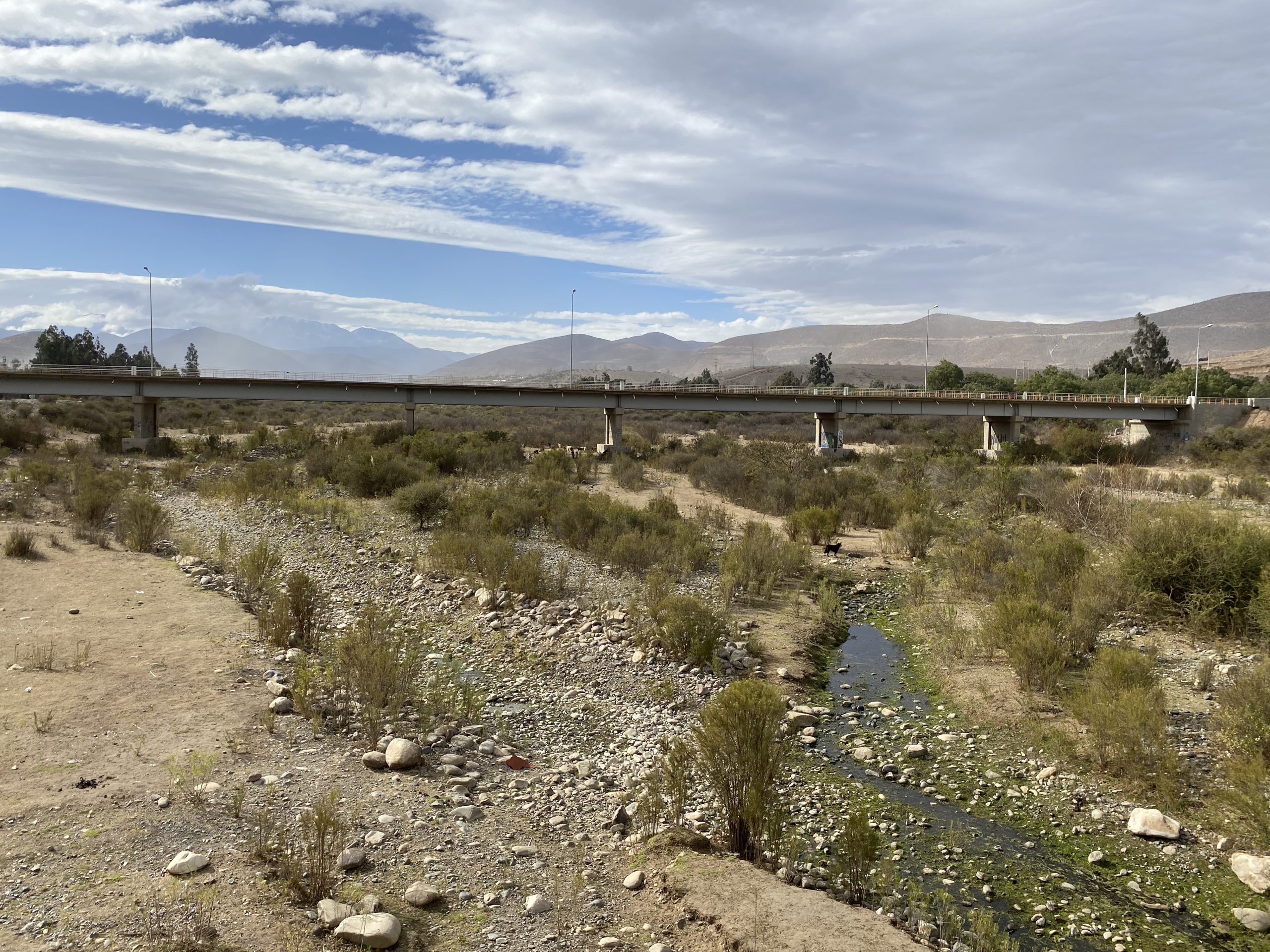 caudal seco del Río Illapel en Chile