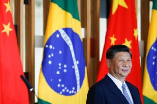 Xi Jinping en un acto frente a la bandera de Brasil