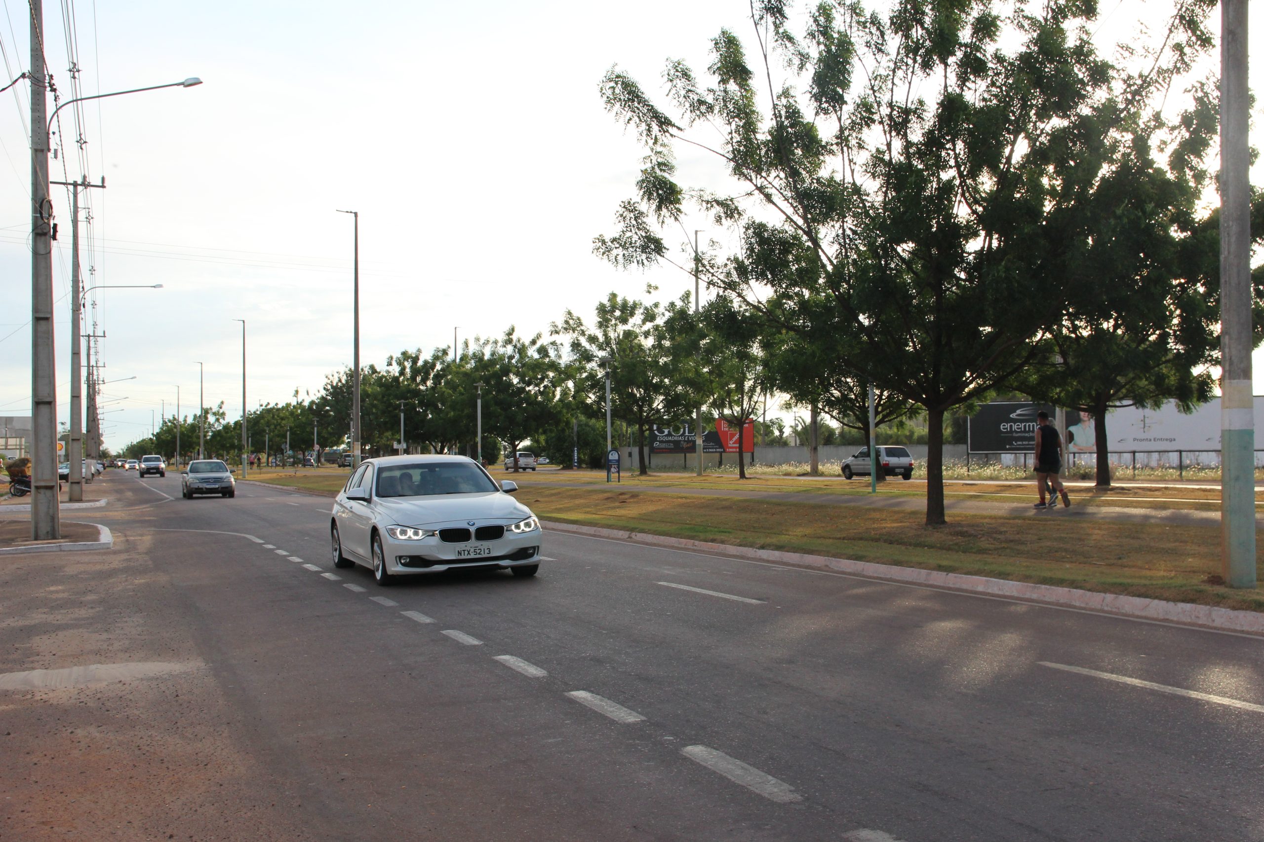 Avenida central de Sinop. Vias são asfaltadas e por elas cruzam veículos importados, embora seja uma cidade agrícola