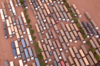 vista aérea de caminhões carregados de soja