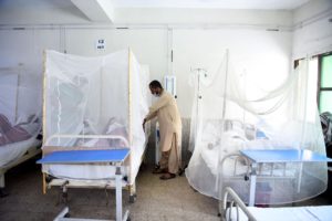 <p>&nbsp;</p>
<p><i><span style="font-weight: 400;">ڈینگی بخار میں مبتلا افراد کا 15 ستمبر 2022 کو پاکستان کے دارالحکومت اسلام آباد کے ایک ہسپتال میں مچھر دانی کے اندر  علاج کیا جا رہا ہے (تصویر بشکریہ احمد کمال/الامی )</span></i></p>