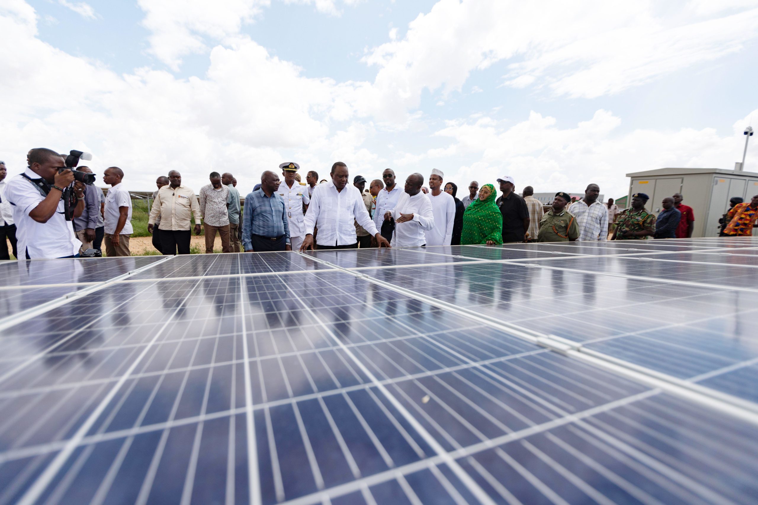 <p>2019年12月，肯尼亚<b data-stringify-type="bold">前</b>总统肯雅塔出席位于肯尼亚加里萨的一座50兆瓦太阳能光伏发电站的落成仪式。该电站由中国江西国际经济技术合作有限公司作为工程总承包方修建。(Image: Xie Han / Alamy)</p>