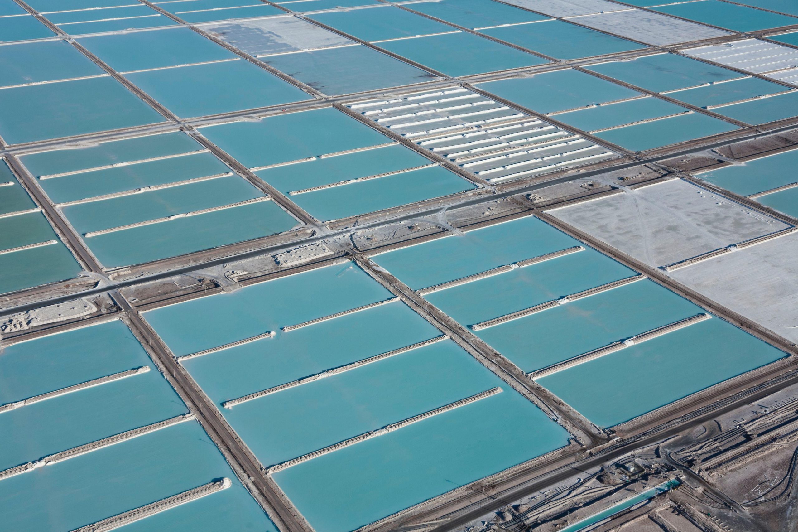 imagem aérea de lagoas de evaporação de mineração de lítio
