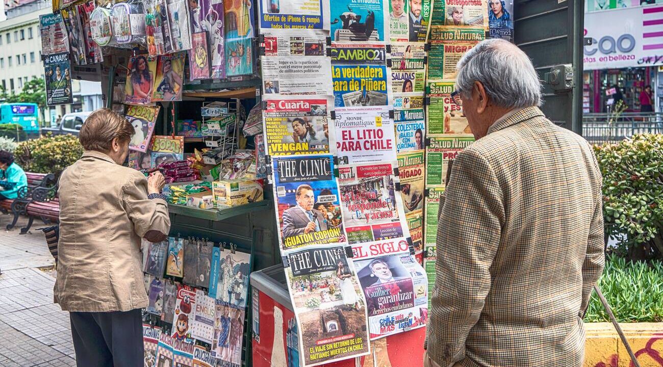 <p>Un puesto de periódicos en Santiago de Chile. La cobertura de la transición energética por parte de los medios de comunicación latinoamericanos presenta lagunas de datos, sesgos y limitaciones de recursos (Imagen: Jose Giribas / Süddeutsche Zeitung Photo / Alamy)</p>