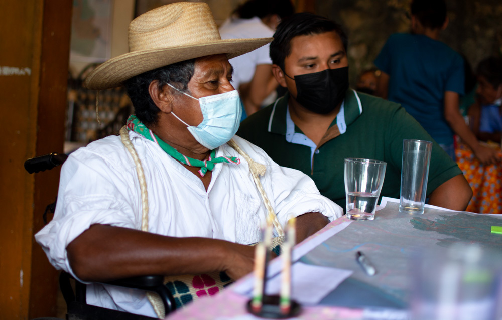 <p>Indígena Totonaku e ativista da comunidade El Remolino, em Papantla, fala em reunião por defesa da região, realizada em maio (Imagem: Alma Xochitl Zamora)</p>
<p>&nbsp;</p>