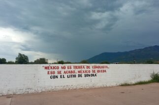 <p>Un muro en Bacadéhuachi, en el estado de Sonora, con el mensaje &#8220;México no es una tierra conquistada, eso se acabó, México se queda con el litio de Sonora&#8221;. Las reservas de litio del estado han estado en el foco de atención, pero se ha avanzado lentamente en su explotación (Imagen: Ann Deslandes / Diálogo Chino)</p>