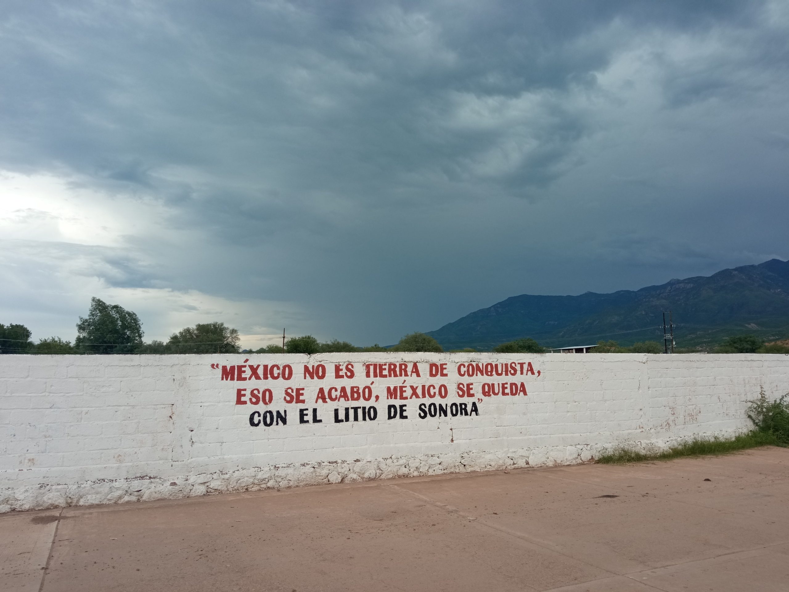 <p>Un muro en Bacadéhuachi, en el estado de Sonora, con el mensaje &#8220;México no es una tierra conquistada, eso se acabó, México se queda con el litio de Sonora&#8221;. Las reservas de litio del estado han estado en el foco de atención, pero se ha avanzado lentamente en su explotación (Imagen: Ann Deslandes / Diálogo Chino)</p>
