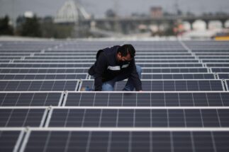 Trabalhador instala painel solar