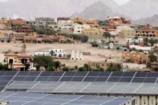 <p>Painéis solares no telhado de um hotel em Sharm el-Sheikh, cidade sede da COP27 (Imagem: Mohamed Abd El Ghany / Alamy)</p>